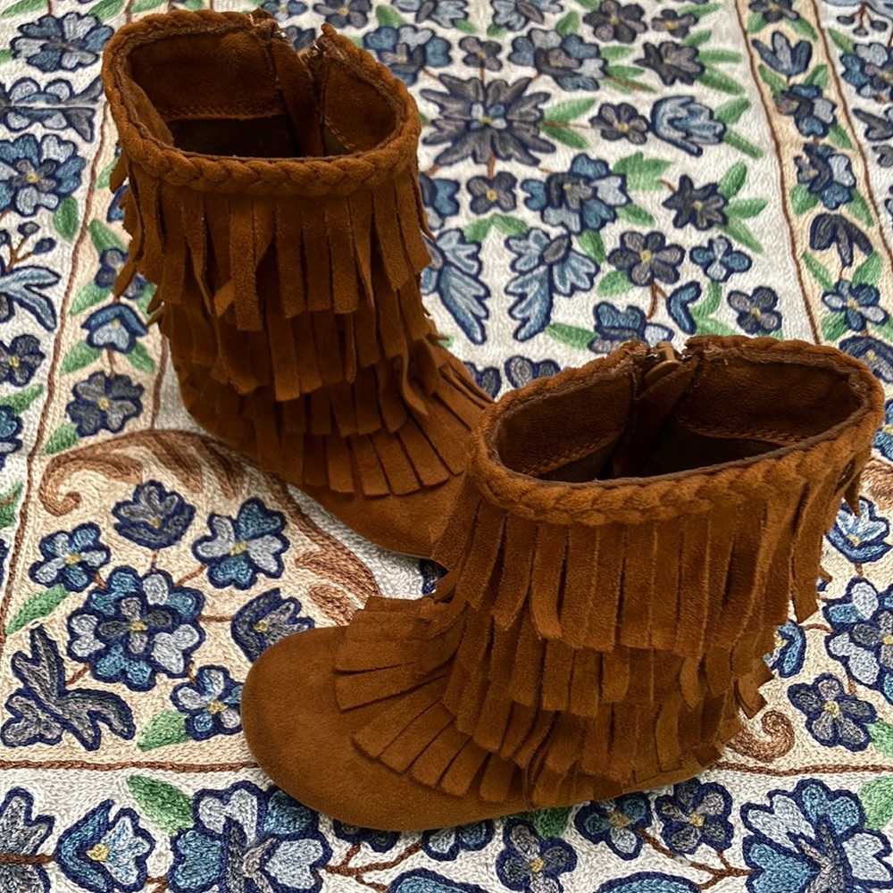 Kohls like brand new Jumping Beans moccasins. Toddler kids 7 medium. Shaw tan.